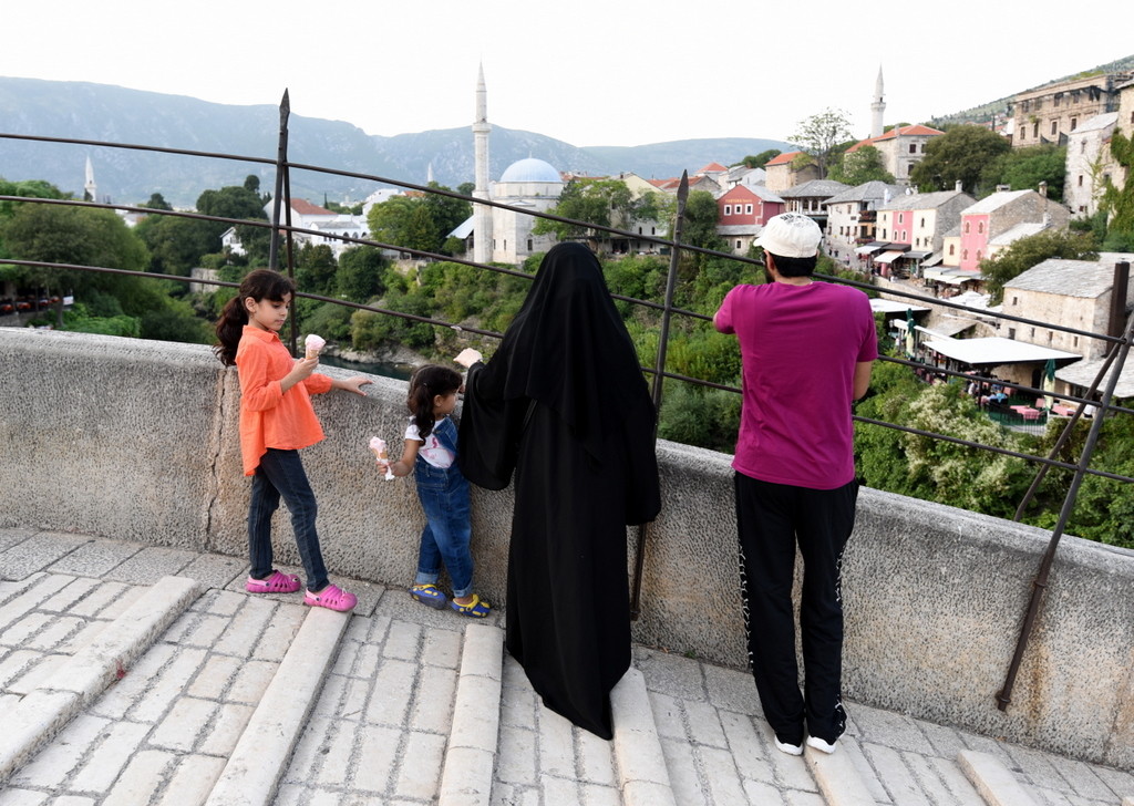 Cameron-Bosnia-Mostar-Muslim Family
