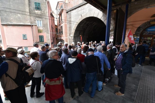 cameron-italy-vernazza-train-crowds