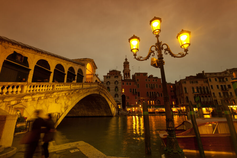 Rialto bridge at night