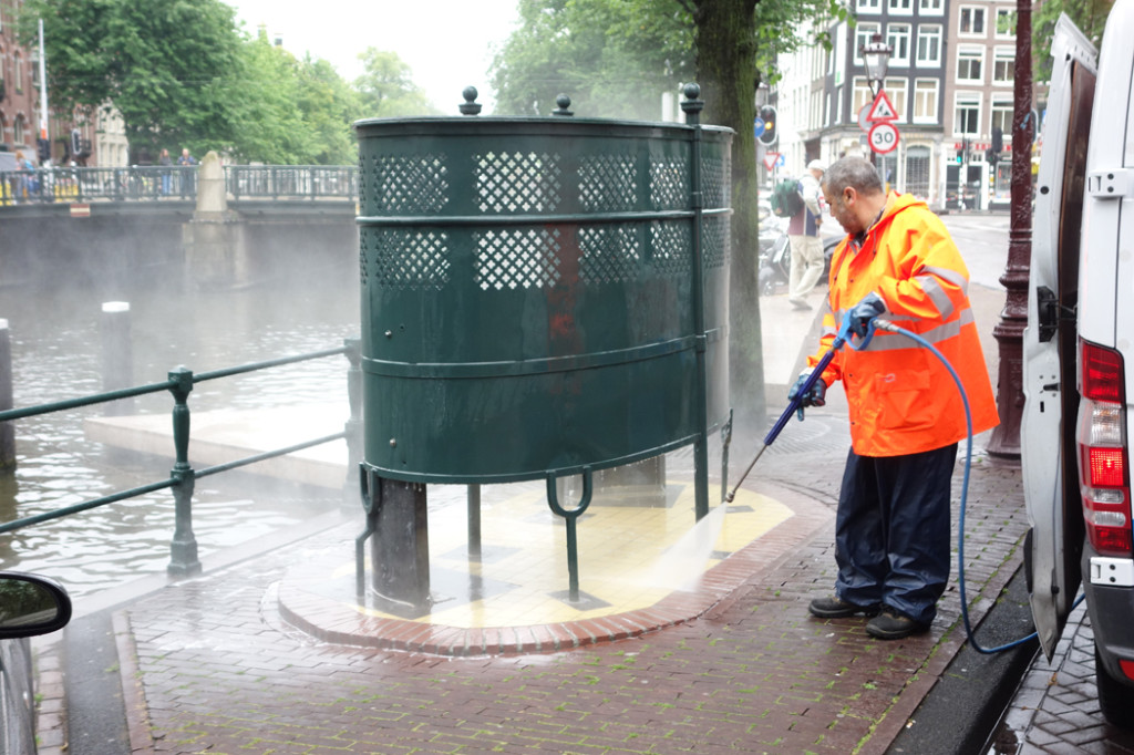 Amsterdam-public-urinal-cleaning
